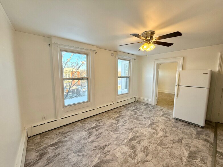 Building Photo - 242 Saratoga St