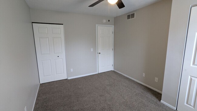 Building Photo - 873 Kerns Dr NE
