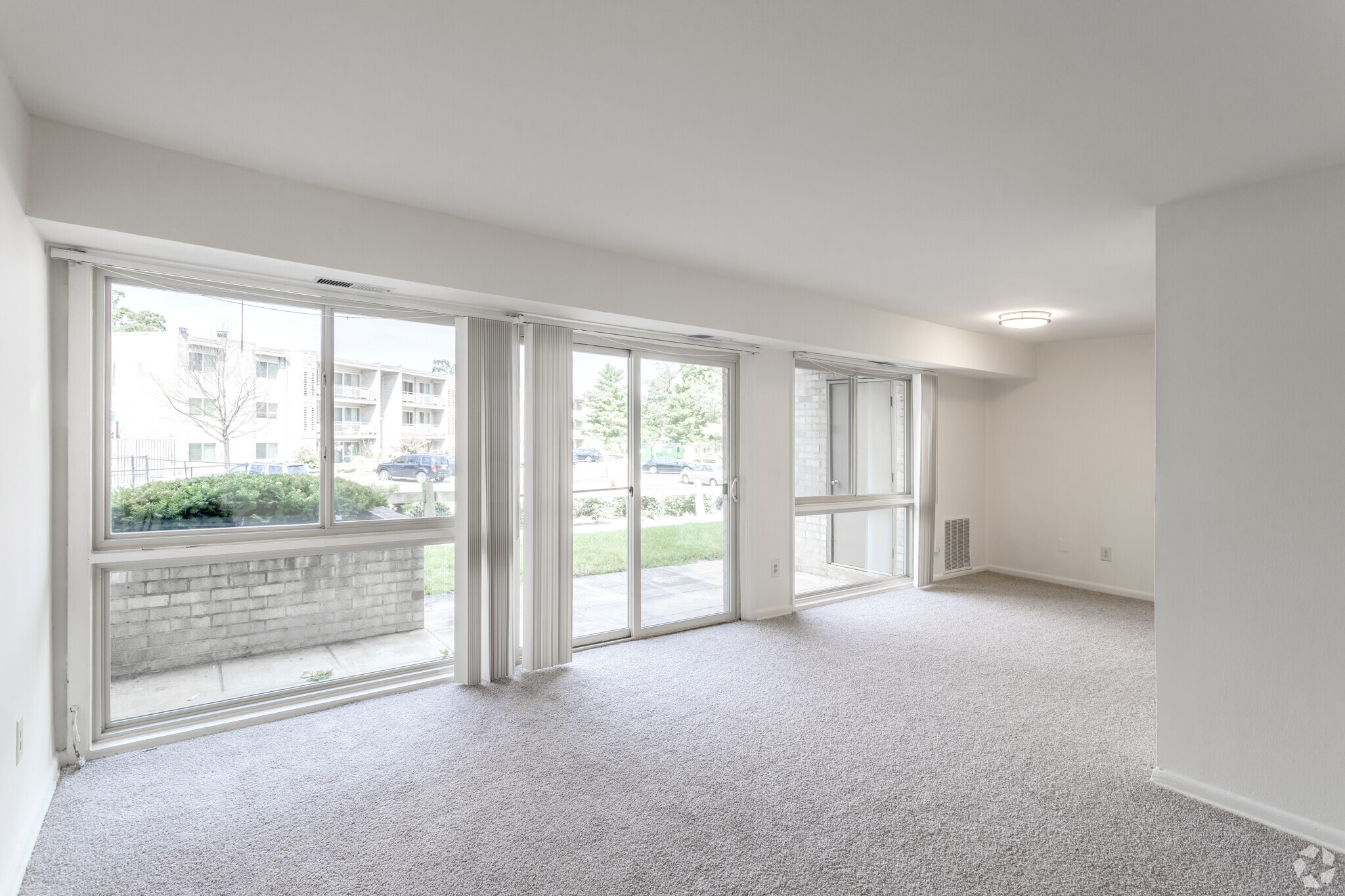 1 BR, 1 BA - 685 SF - Riverside Plaza Apartments