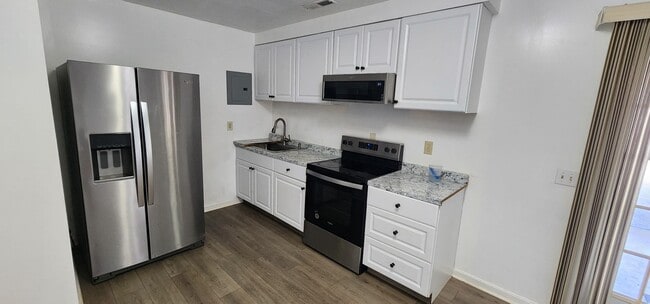 Building Photo - 2 Bedrooms House, Rockingham County