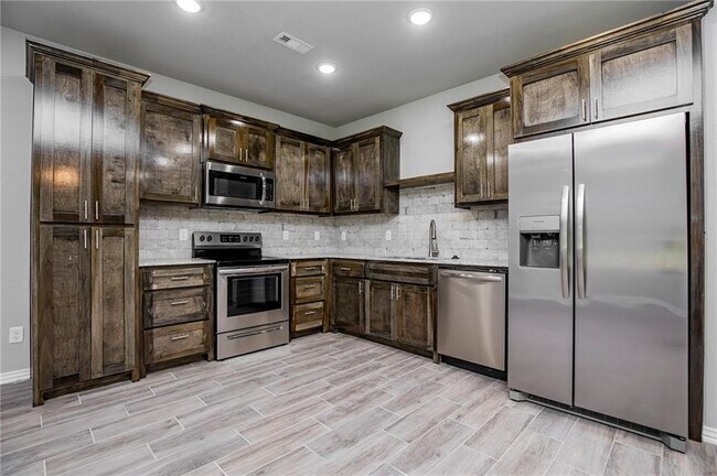 Building Photo - 1903 Azlin Pl