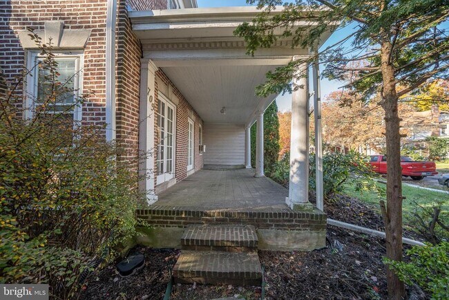 Building Photo - 709 E 20th St