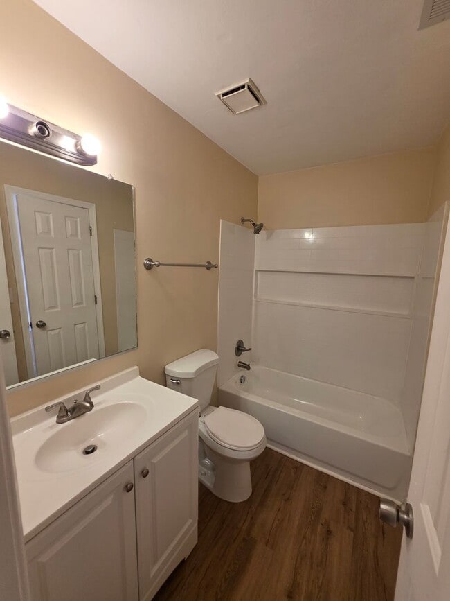 Building Photo - 3 BR 1.5 Bath Townhome located off Cedar road