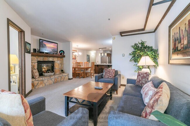 Building Photo - Adorable Condo w Elevator & Open Condo Garage