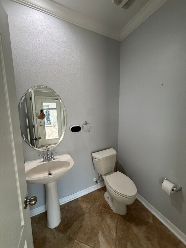 Building Photo - Townhome for rent