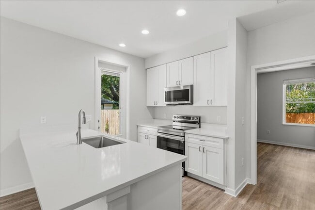 Building Photo - 516 SW 7th Pl