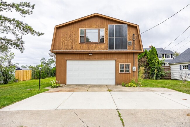Building Photo - 200 Lakeshore Dr