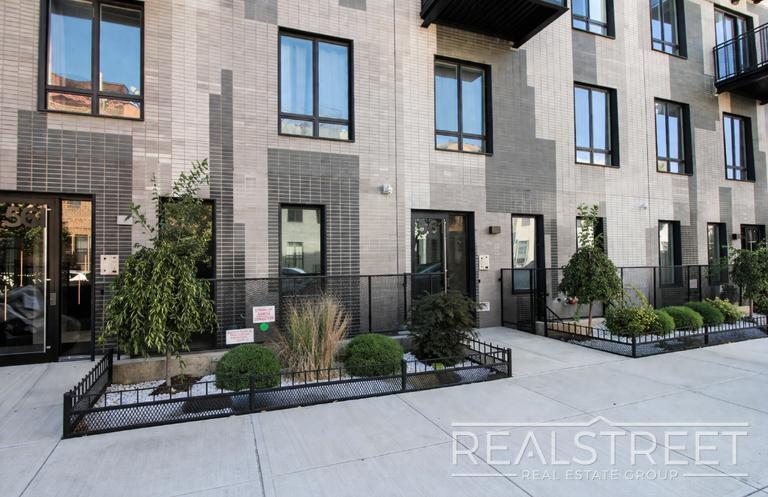 Building Photo - Luxury 2 BR in Bushwick with Balcony & Roof Deck!