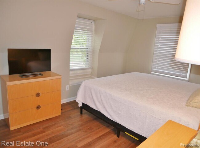 Building Photo - 2298 Browning St