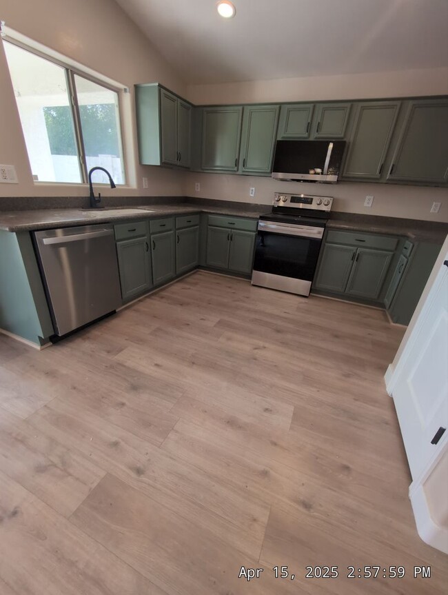 Building Photo - SPACIOUS and beautifully remodeled home! E...