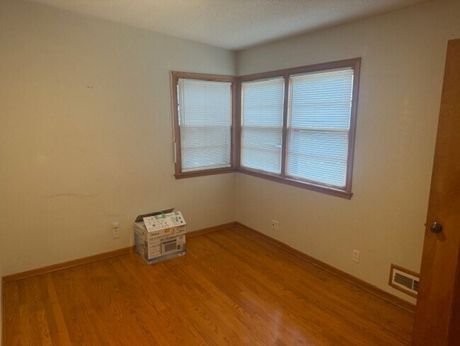 Building Photo - Updated SFH with 3 Beds, 1.5 Baths, 2 Car Garage in the Heart of Edina!