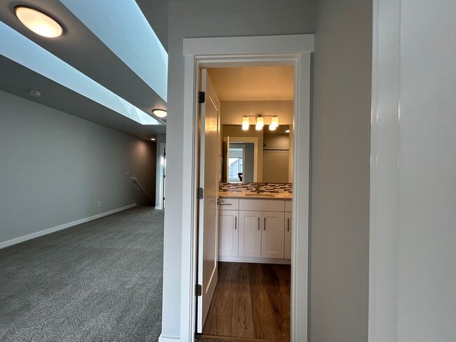 Building Photo - Modern 3 Bed, 2.5 Bath Townhouse for Rent!