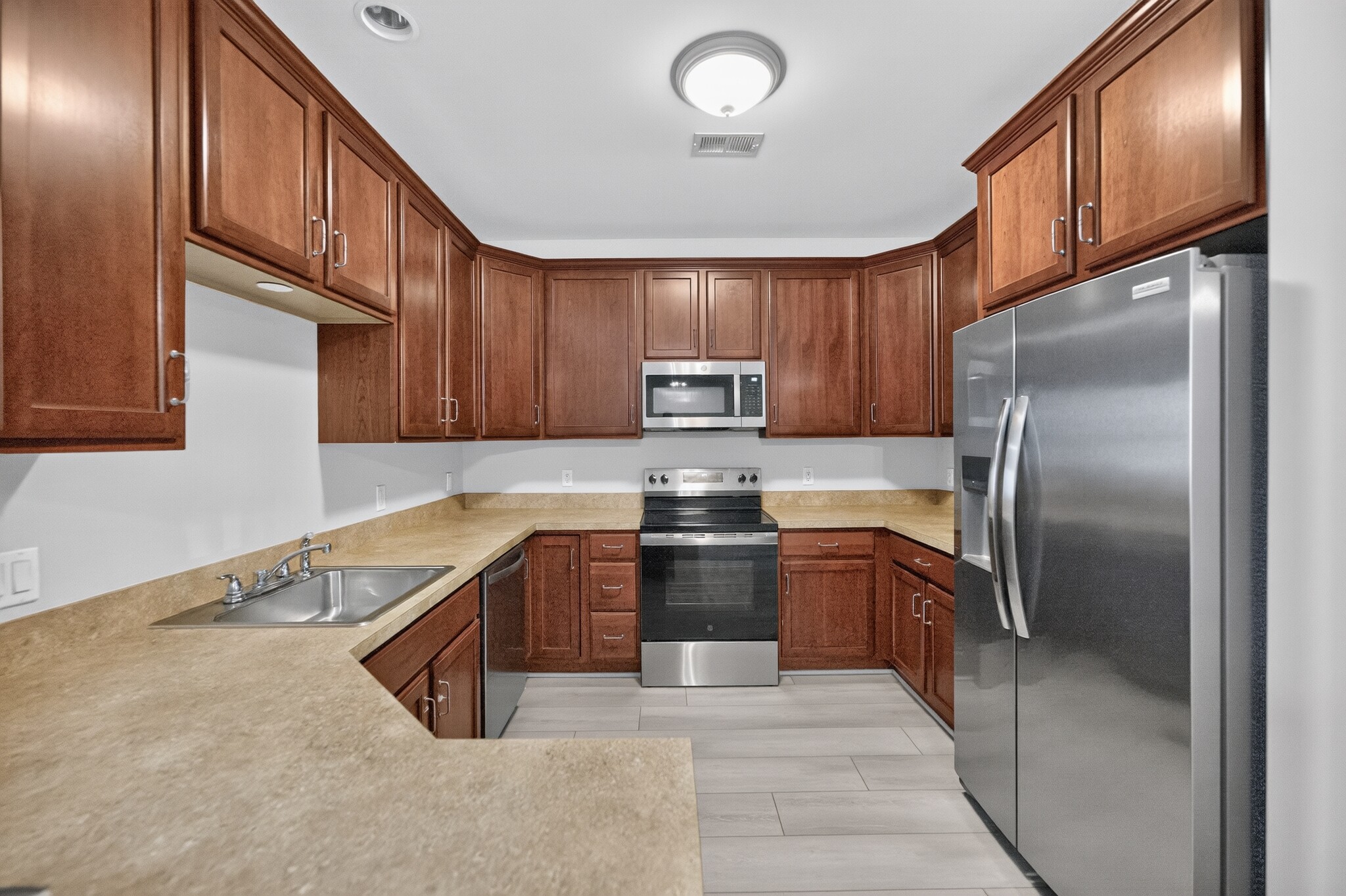 Ample kitchen cabinet space - 404 Degas Ct