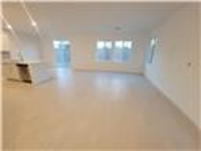 Building Photo - Beautiful 4 bedroom House