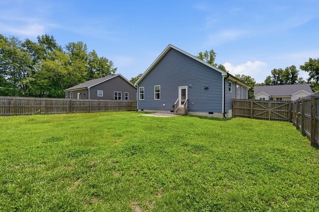 Building Photo - 573 Circle Dr
