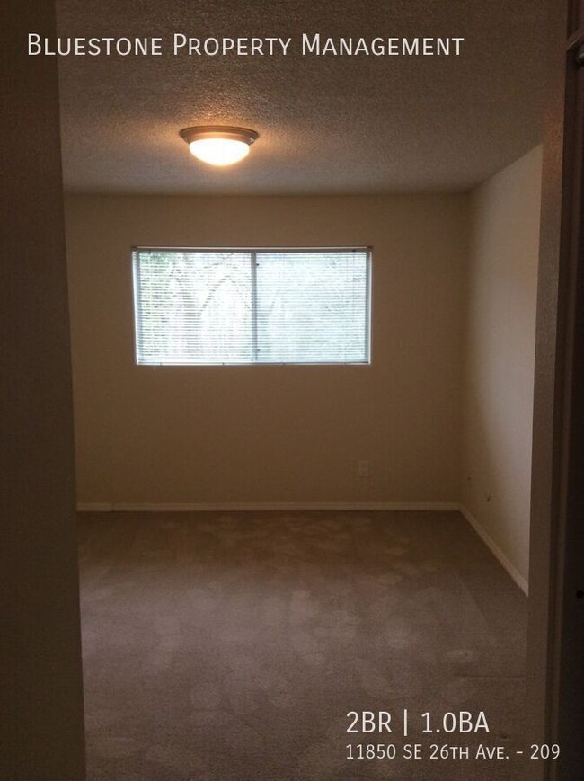 Building Photo - 2nd Floor 2 Bedroom - Great views of Kello...