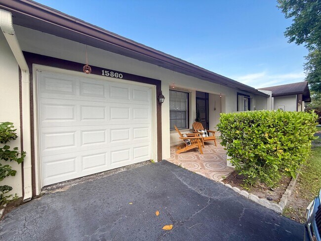 Building Photo - 15860 Laurel Oak Cir