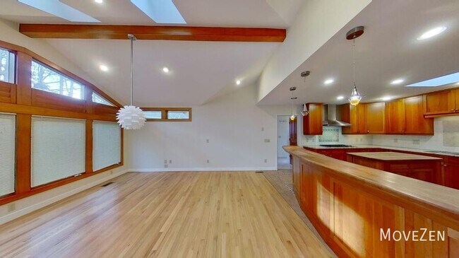 Building Photo - 2323 Ridgefield Dr