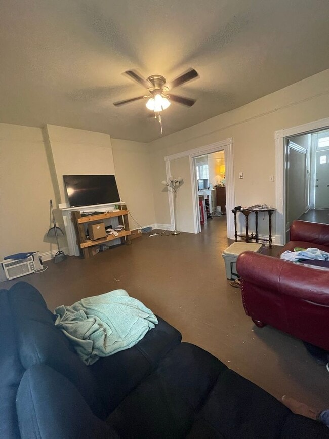 Building Photo - Large 3 bdrm/1 bath Home Within Walking Distance to VCU!