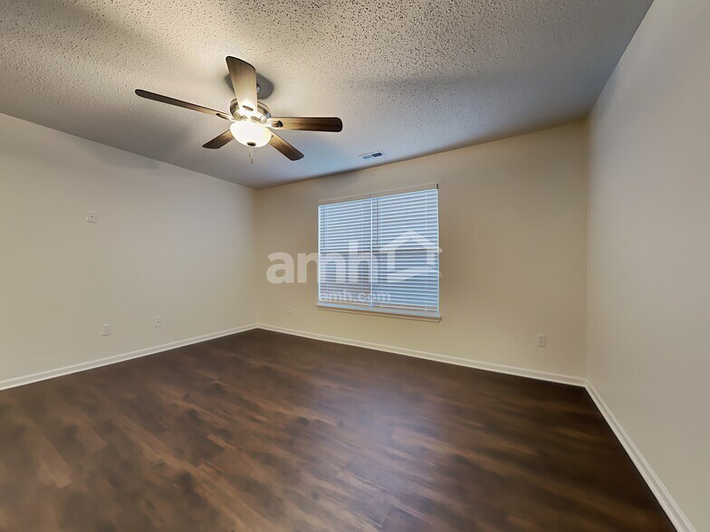 Building Photo - 15532 Outside Trail