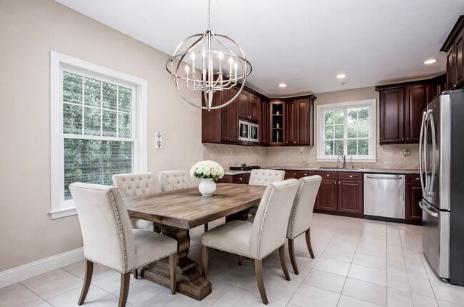 Building Photo - 423 English Pl