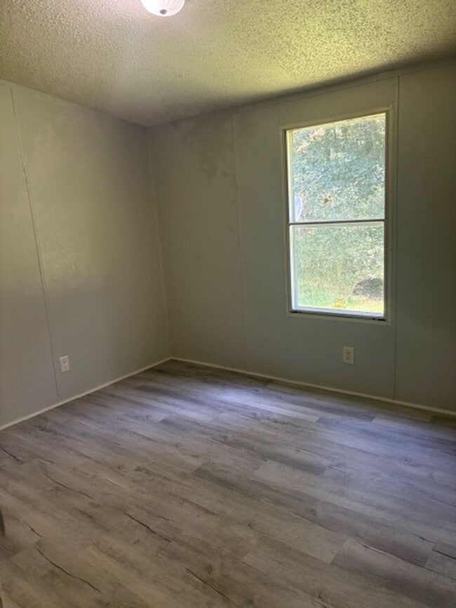 Building Photo - Renovated 3 Bedroom 2 Bath Home for Rent o...