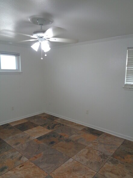 Building Photo - 709 Jennifer Jean Dr