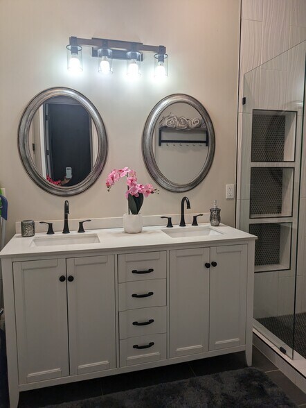 Building Photo - 8879 E Friess Dr