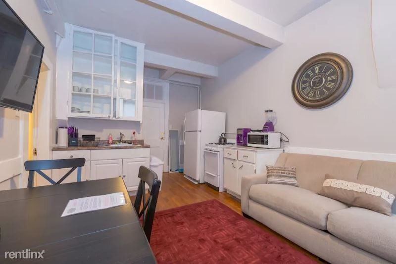 Building Photo - 160 Endicott St