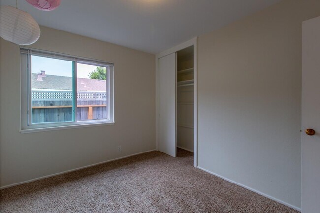 Building Photo - 1651 Rosita Rd