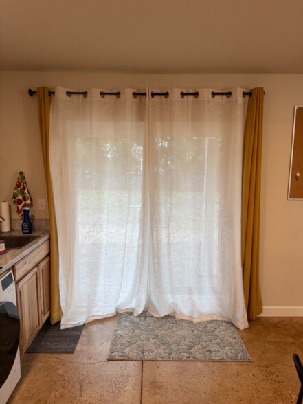 Building Photo - 2091 Fallbrook Ct