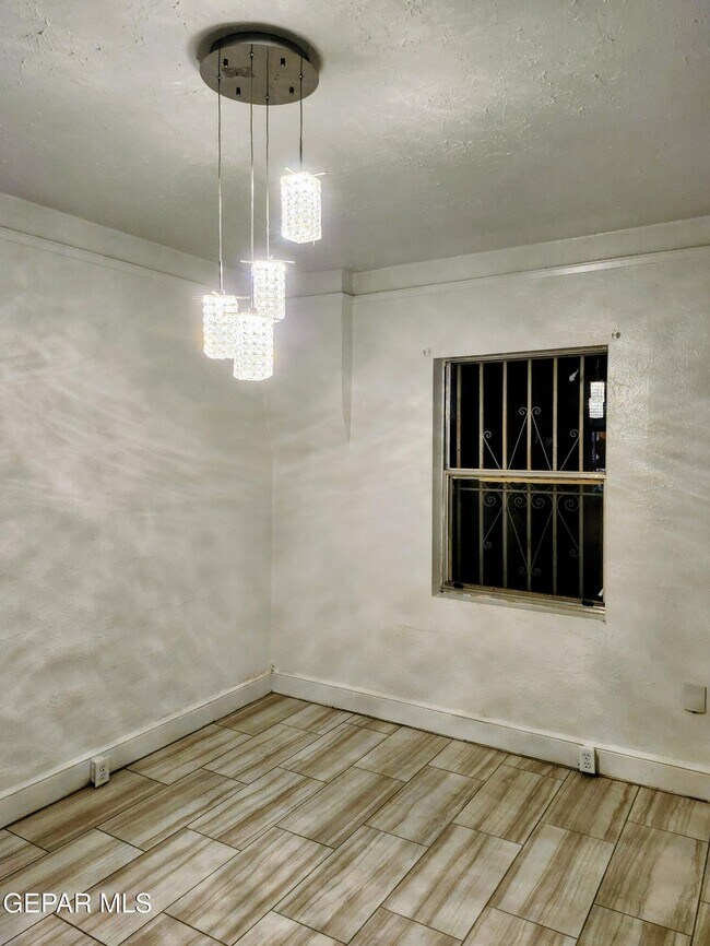 Building Photo - 618 N Estrella St