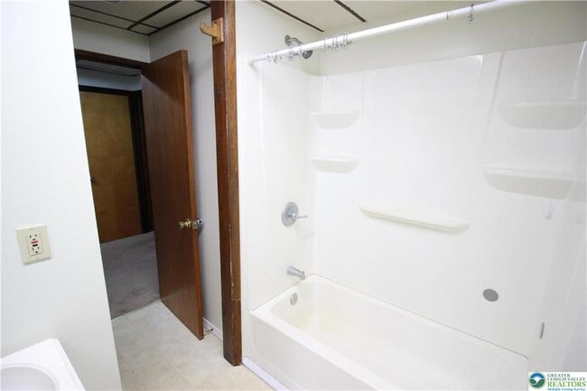 Building Photo - 331 Valley View Dr