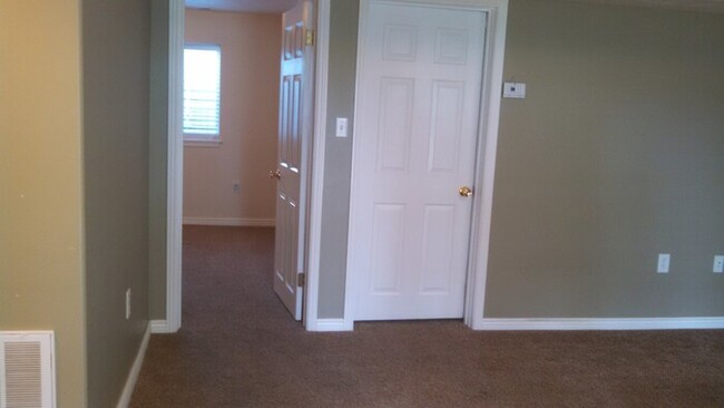 Building Photo - Spacious & Open Basement Apartment