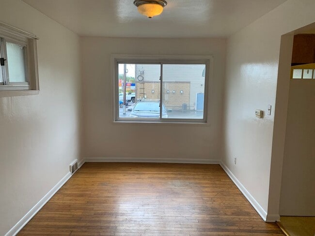 Building Photo - Two story townhouse