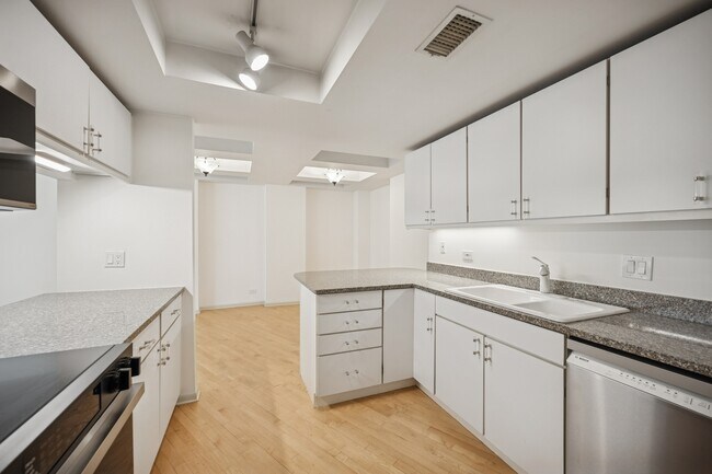 Building Photo - 40 E Delaware Pl