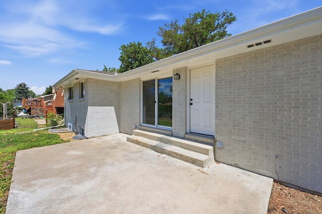 Building Photo - 4-bedroom, 4 bath home with 2 car garage