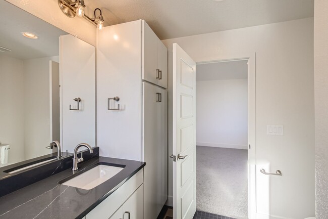 Building Photo - Stylish 3 bed/4 bath Town Home