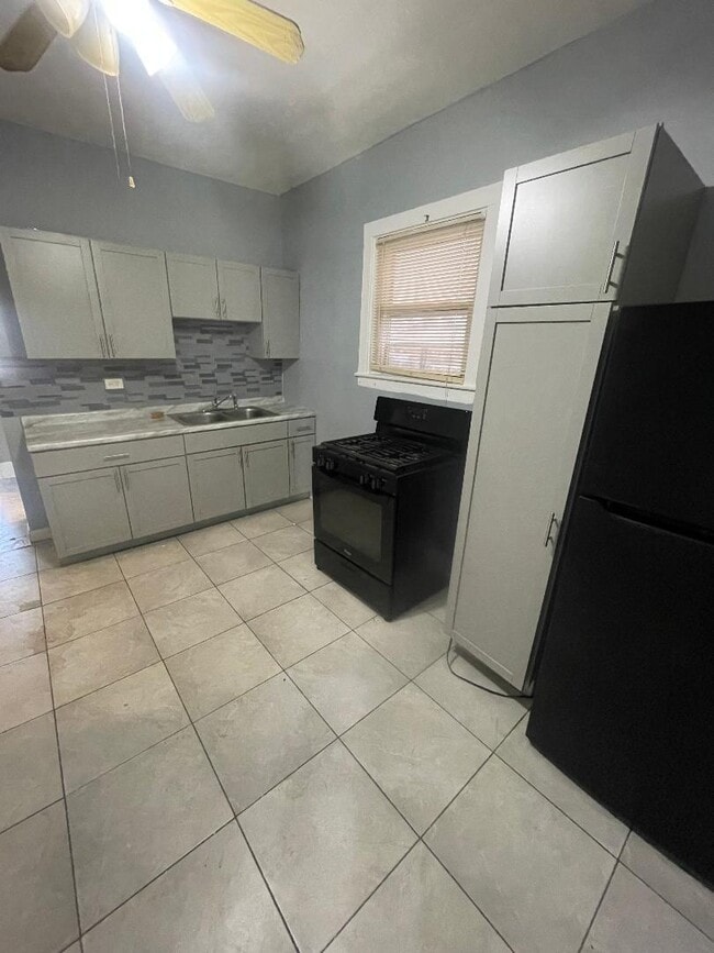 Building Photo - 8136 S Exchange Ave