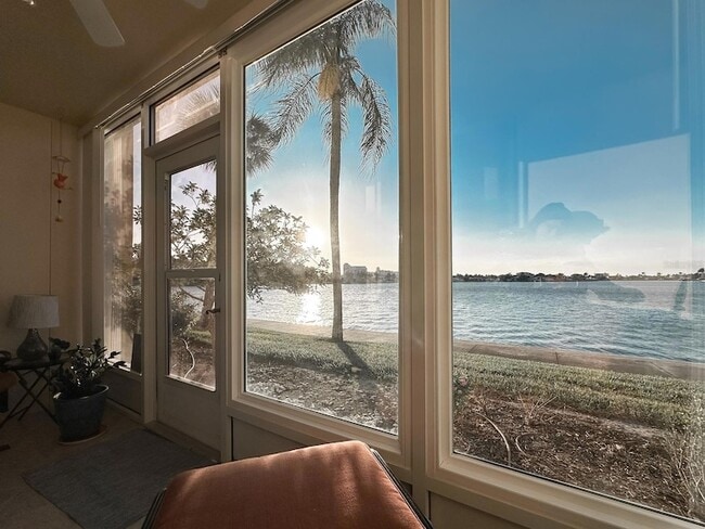 Building Photo - 7920 Sun Island Dr S