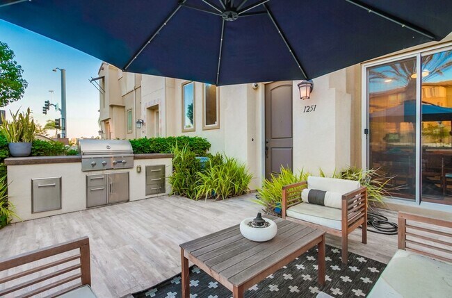 Building Photo - Stunning 3-bed, 3-bath townhome with bonus...