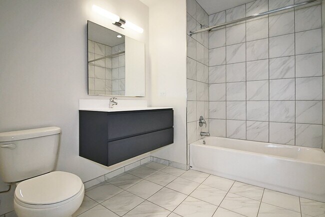 Building Photo - 799 N La Salle Dr