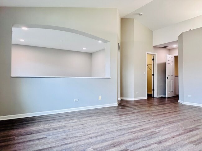Building Photo - 1875 Crenshaw Cir