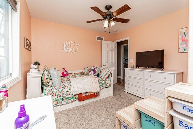 Building Photo - Spacious Single Family Home