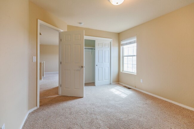 Building Photo - Beautiful Two Story House