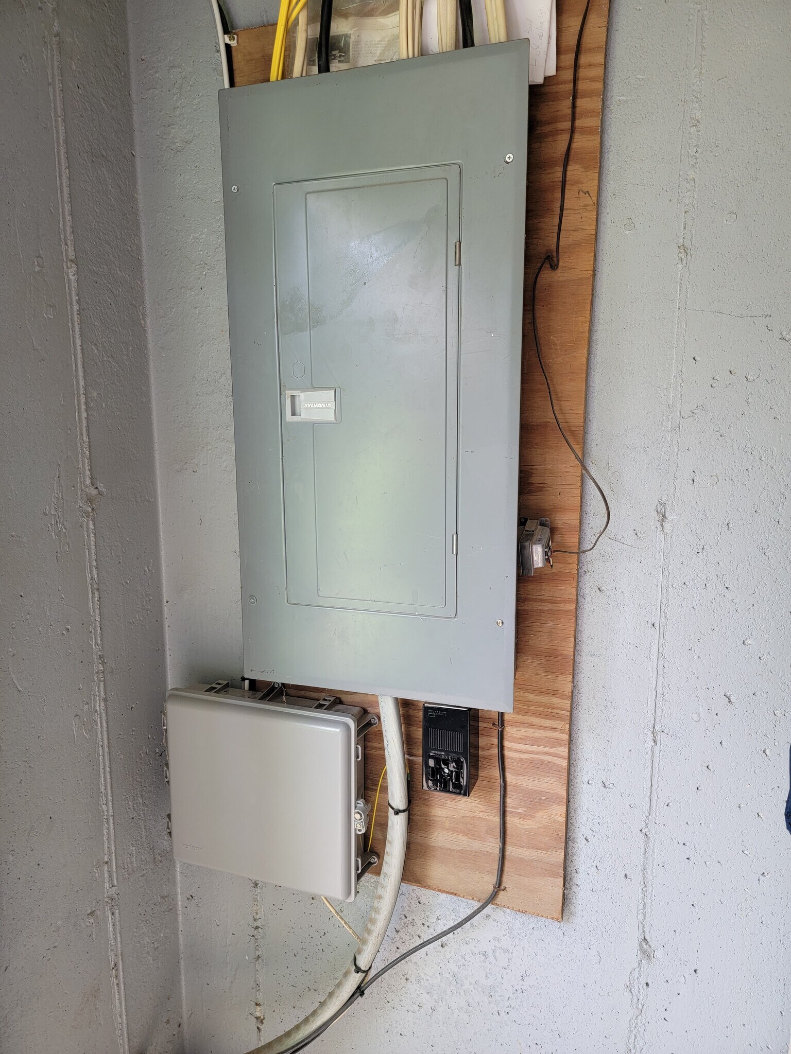 50A 240V plug for EV - 555 Coventry Lane