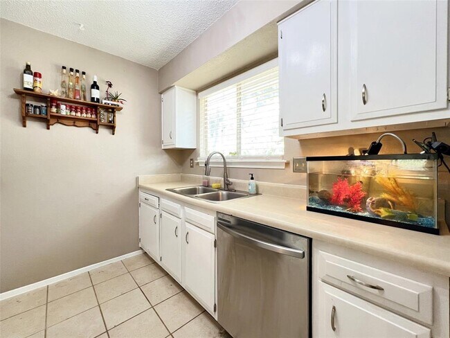 Building Photo - 9731 Anderson Village Dr