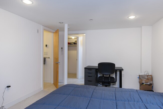 Building Photo - 11 Clary St