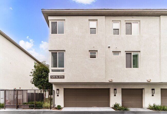Building Photo - Beautiful Condo