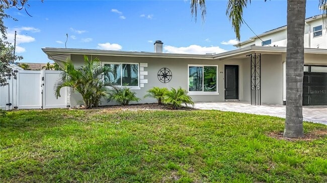 Building Photo - 572 Baywood Dr N